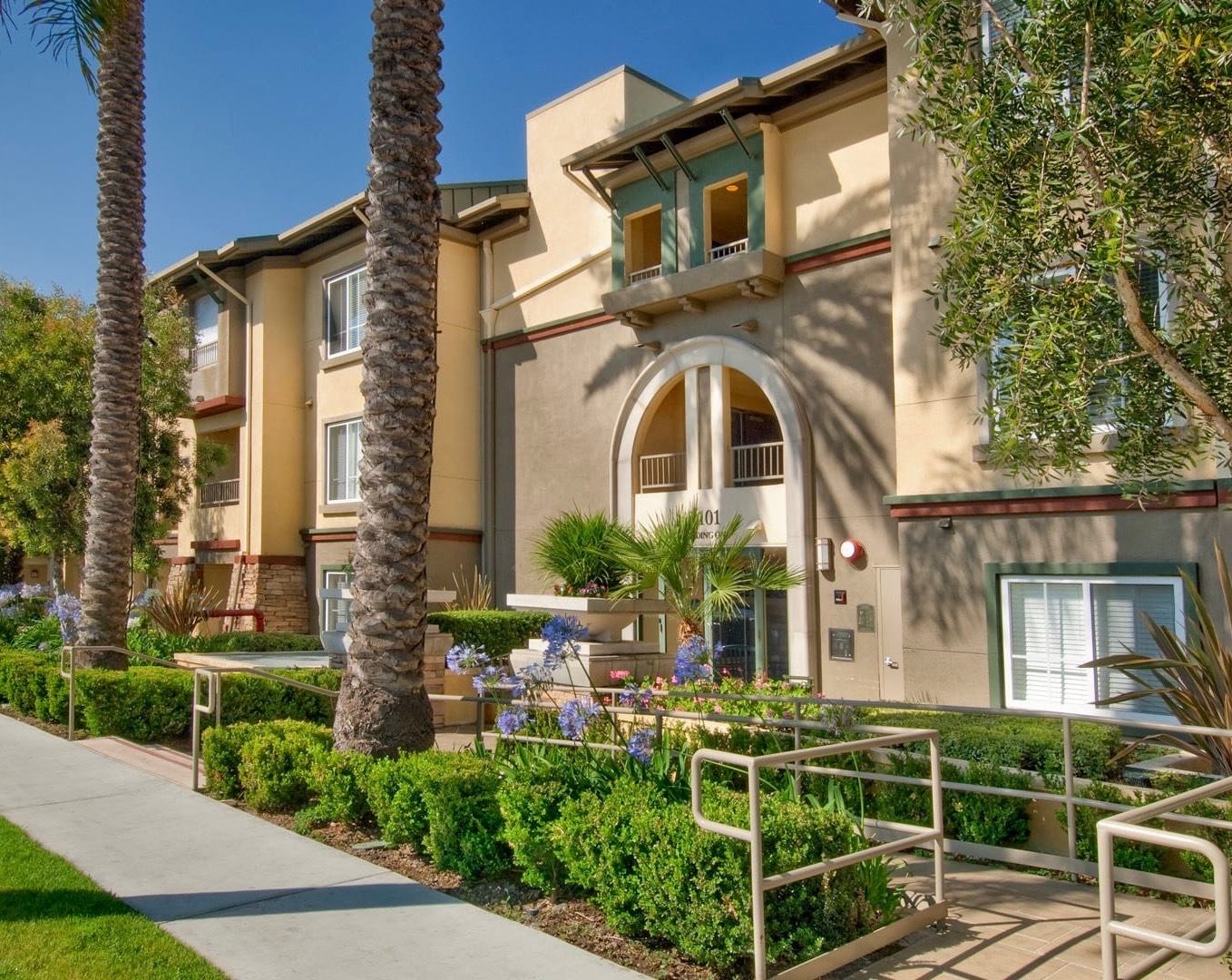 LA multifamily building